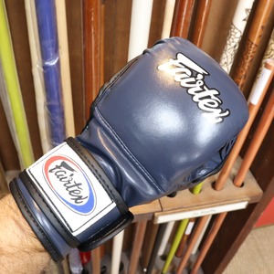 ถุงมือชกมวยหนังแท้สั่งทำพิเศษคุณภาพสูงสีดำ Fairtex แบบรัดตีนตุ๊กแก กันลื่น ปิดนิ้วเต็มรูปแบบ สำหรับมวยไทยและการต่อสู้แบบสตรีทไฟท์ - Product Image 6