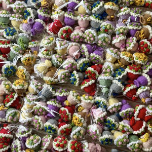 Llavero de ganchillo hecho a mano con mini colgante de ramo de flores pequeñas y bonitas para el Día del Maestro, tejido floral portátil - Product Image 4
