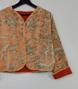 เสื้อแจ็กเก็ตผ้าควิลท์ผ้าฝ้ายระบายอากาศสั้นกลับได้ทำด้วยมืออินเดียผู้หญิงพิมพ์ลายดอกไม้กระดุมบล็อกเสร็จ - Product Image 3