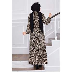 Robe hijab en crêpe à motifs léopard pour femme de carrière - Product Image 2