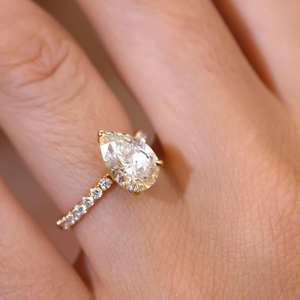 Bague de fiançailles en moissanite coupe poire 10x7mm | Solitaire en or ou en argent avec accents | Vente en gros OEM de bijoux de mariage - Product Image 2