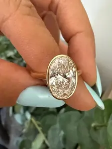 แหวนเพชรทิชยา ไดมอนด์ รับรองโดย IGI น้ำหนัก 4.00 กะรัต รูปทรงวงรี เพชรเพาะเลี้ยงแบบโซลิแทร์ ตัวเรือนทองคำขาว 14K ชุบทองคำเหลือง สไตล์วินเทจ สำหรับผู้หญิง - Product Image 3