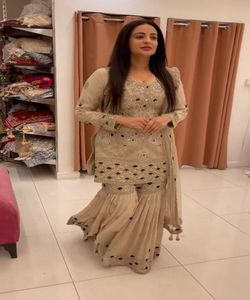 Magnifique réception porter Georgette Saree: Faites une déclaration de style à tout événement avec notre magnifique georgette saree. - Product Image 3