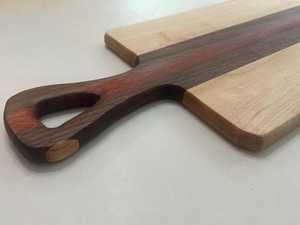 Tabla de cortar de madera de primer nivel Tabla de queso con cuchillo de acero inoxidable, hecha para chefs y anfitriones - Product Image 4