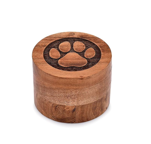 กล่องเก็บของที่ระลึกสำหรับสัตว์เลี้ยงทำด้วยมือทำจากไม้ทรงกลมพร้อมสลักลายอุ้งเท้าสำหรับเก็บขี้เถ้าสุนัขหรือแมวจากเวียดนาม - Product Image 1