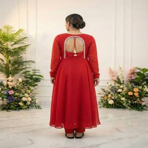 Conjunto de Vestido de Fiesta VASTRA COTTAGE en Falsa Georgette con Pantalón con Bordado de Lentejuelas y Zari, Mangas Bordadas con Moti y Encaje, y Dupatta - Product Image 2