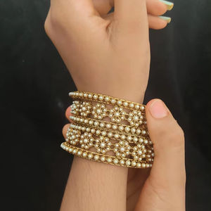 Juego de brazaletes dorados y plateados Royal Rajasthani para mujer, juego de 6 brazaletes para favores de boda y regalo de dama de honor - Product Image 1