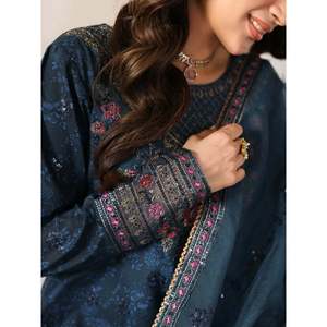 Ensemble 3 pièces Mohagani pour femme : chemise, dupatta et pantalon imprimés et brodés avec broderie en organza - BIC-004 - Product Image 5