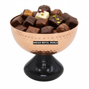 Bol de service en cuivre martelé artisanal de qualité supérieure avec base élégante en marbre noir, plat décoratif pour en-cas et chocolat pour la maison - Product Image 1