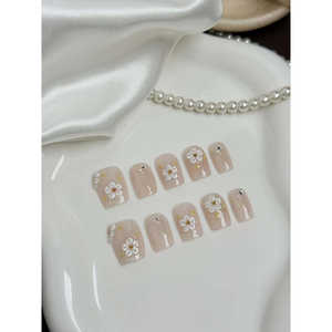 Daisy Glow Press on Nail Art ajoute une beauté scintillante à vos doigts - Product Image 1