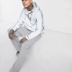 เสื้อแจ็คเก็ตผู้ชายกันลมแบบมีฮู้ดครึ่งซิป ผลิตจากไนลอนคุณภาพพรีเมียม พิมพ์ลายสะท้อนแสง 3M พร้อมเชือกผูกและชายเสื้อยืดหยุ่น - Product Image 3