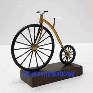 Esculturas modernas acabadas en negro con forma de ciclo de Metal de hierro de la India estilo elegante decorativo de lujo hecho a mano para el hogar - Product Image 1