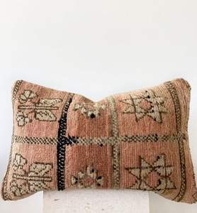 Tous les coussins sont des housses de coussin en laine marocaine faites à la main Rendez votre espace de détente confortable et confortable avec ce coussin capitonné - Product Image 4