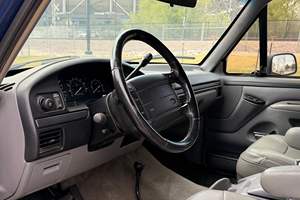 Ford Bronco XLT 4x4 V8 de 1996, Usado, con Diferencial Trasero de Deslizamiento Limitado, 4WD, Subastado para Beneficencia - Product Image 4