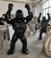 Sculpture de gorille géométrique noire personnalisée en résine pour la décoration de hall d'hôtel et la décoration de projets commerciaux