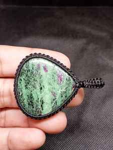 Collar con Colgante de Macramé de Rubí Zoisita, Joyería Boho Hecha a Mano para Mujer, Cordón Ajustable - Product Image 3