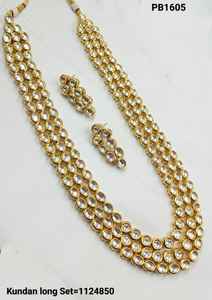 Boucles d'oreilles longues en perles Kundan de couleur or traditionnelles et à la mode indiennes avec Mangtikka pour femmes et filles - Product Image 2