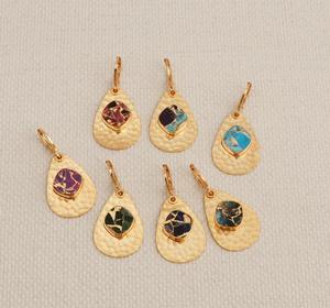 Boucles d'oreilles élégantes en pierres précieuses naturelles Mohave Boucles d'oreilles en plaqué or texturé martelé Bijoux de créateur faits à la main - Product Image 1