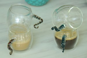 Tasse à café isolée à double paroi en borosilicate soufflé à la main moderne de luxe de 6 oz avec ensemble de verres en verre à poignée DhicRo à la mode - Product Image 6