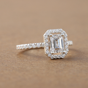 2,5 TCW Emerald Cut Lab Grown Diamond Halo & Pave Setting Anillo de compromiso 10K Anillo de compromiso de oro sólido Anillo de regalo para mujeres - Product Image 2