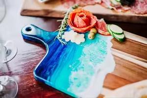 Planche à fromage en acacia en résine bleue de luxe avec poignée, parfaite pour servir dans les cuisines, les hôtels et les salles à manger - Product Image 3