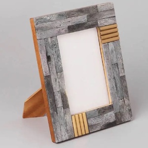 Cadre photo artisanal en MDF avec incrustations d'os, chef-d'œuvre décoratif fait à la main pour une décoration intérieure élégante - Product Image 1