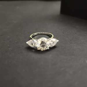 Anillo de Diamantes Bonito en Oro Fino de 18 Quilates con Diferentes Diseños para Cada Regalo de Aniversario - Product Image 5