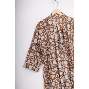 Kimono de algodón con estampado floral con técnicas de bloque de mano y diseños intrincados con escote en V con diseño simple para ropa de dormir informal - Product Image 3