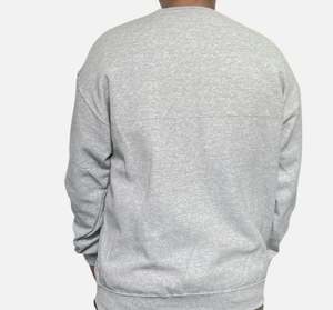 บริการผลิตเสื้อสเวตเชิ้ตแบบกำหนดเอง (OEM) เสื้อสเวตเชิ้ตผู้ชายคุณภาพสูง คอกลม คุณภาพเยี่ยม สีตามสั่ง เสื้อสเวตเชิ้ตทรงปกติสำหรับผู้ชาย - Product Image 3