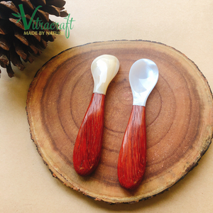 Cuillère à caviar classique. Fabriqué en nacre blanche de haute qualité et en palissandre. Apportez une nouvelle expérience. Taille 10x2.2cm - Product Image 5