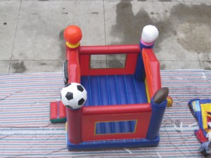 Vente flash : château gonflable de football américain de 13 pieds en PVC, usage commercial - Product Image 2