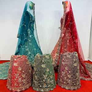 ชุดเลเฮนกาผ้ากำมะหยี่แบบครอป รุ่นใหม่ล่าสุด พร้อมงานปักเต็มตัว ชายกระโปรงยาวแบบใหญ่ ประดับด้วยหินจาร์กันทั้งตัว รุ่นมาฮาแมนตรา - Product Image 1