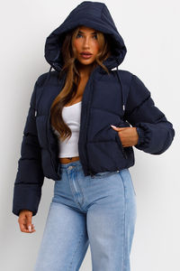 Nouvelle veste courte matelassée à capuche pour femme, design personnalisé, bleu marine, OEM, avec cordon de serrage intégral et fermeture éclair, doudoune d'hiver pour femme - Product Image 6