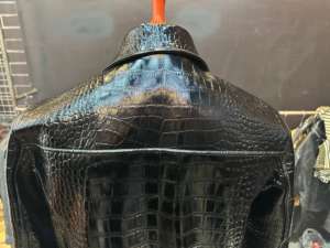Veste en cuir élégante à motif crocodile avec un savoir-faire en cuir de haute qualité assurant une utilisation durable et un style haut de gamme - Product Image 3