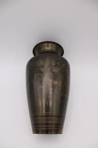 Elegante florero de aluminio cepillado con diseño floral para el vestíbulo del hotel y la decoración del escritorio de recepción disponible al por mayor - Product Image 6