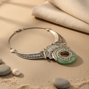 Collier en argent pour femmes avec pierre verte, design tribal, pendentifs et breloques tendance - Product Image 3