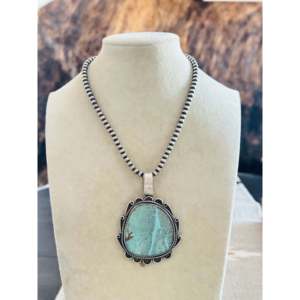 Juanita Mcdonal # Colgante Religioso con 8 Biselados, Hecho a Mano en Plata de Ley con Incrustaciones de Turquesa, Joyería de Estilo Religioso Único - Product Image 1