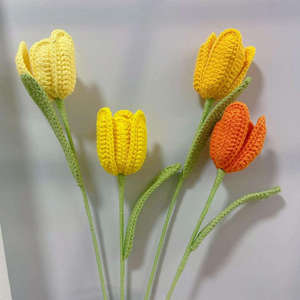 Venta al por mayor de fábrica: Productos terminados de tulipanes de pétalos de flores de ganchillo creativos, ramos de flores tejidos a mano puros. - Product Image 4