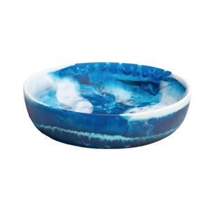 Bol décoratif artistique en résine avec finition lisse brillante, design moderne et artisanal pour les collations aux fruits, les salades ou la décoration. - Product Image 6