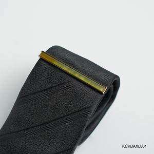 Pince à cravate pour homme en agate verte Fengshui plaquée or 18 carats de qualité supérieure - KCVDAXL001 |   Collection Tinh Vu |   Fabriqué au Vietnam - Product Image 3