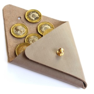 2025 nouvelle forme triangulaire couleur crème crochet fermeture en cuir véritable porte-monnaie - Product Image 1