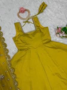 Hermoso Salwar Kameez Moderno de Diseñador en Tela de Seda Romana Pesada con Encaje Interior y Dupatta para Fiestas y Bodas - Product Image 5