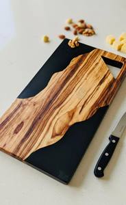 Planche à découper en bois avec résine époxy River Design pièce durable et décorative idéale pour la cuisine ou le cadeau de pendaison de crémaillère - Product Image 4