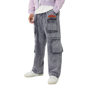 Jean en denim coupe droite pour homme, tendance et personnalisé, avec poches cargo, style streetwear, logo brodé, effet délavé - Product Image 1