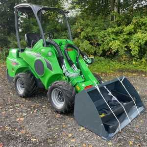 Chargeuse frontale diesel Avant 528 d'occasion 2025, mini-chargeuse sur roues 4x4, capacité de charge nominale de 3 tonnes, avec moteur et PLC - Product Image 1