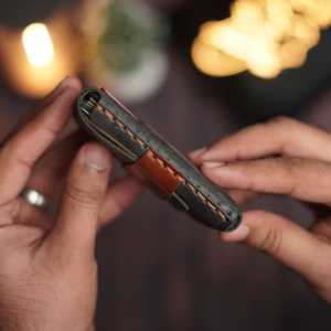 งานฝีมือหนัง WF หมายเลข กระเป๋าใส่บัตรออลอินวัน 101 สีดำชาร์โคล พร้อมหนังฟูลเกรนสีน้ำตาลเย็บมือ สำหรับทุกเพศ - Product Image 4