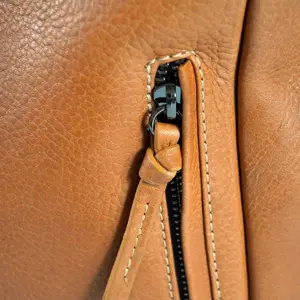 プレミアム品質Made in Italyカーフレザーショルダースポーティなバッグ、フラップが肩の下または上に着用