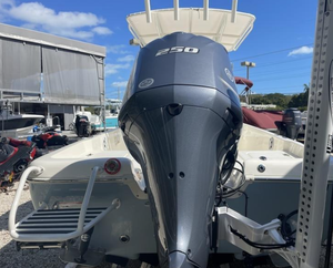 Embarcación de Pesca Moderna de Segunda Mano de 2023 con Consola Central para Ocio Familiar, Deportes Acuáticos y Aventuras, 23 Pies con Remolque - Product Image 6