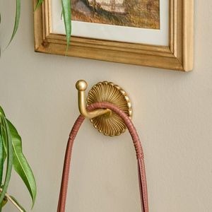 Crochets muraux élégants en laiton pour les intérieurs de bureaux, maintien d'un espace ordonné avec un accent métallique élégant et un équilibre utilitaire - Product Image 6