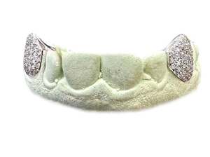 Custom Fit 2 dientes Real Gold 925 Silver Fine Grade Honeycomb Totalmente Iceout VVS Moissanite Grillz de GrillzCity - Product Image 3